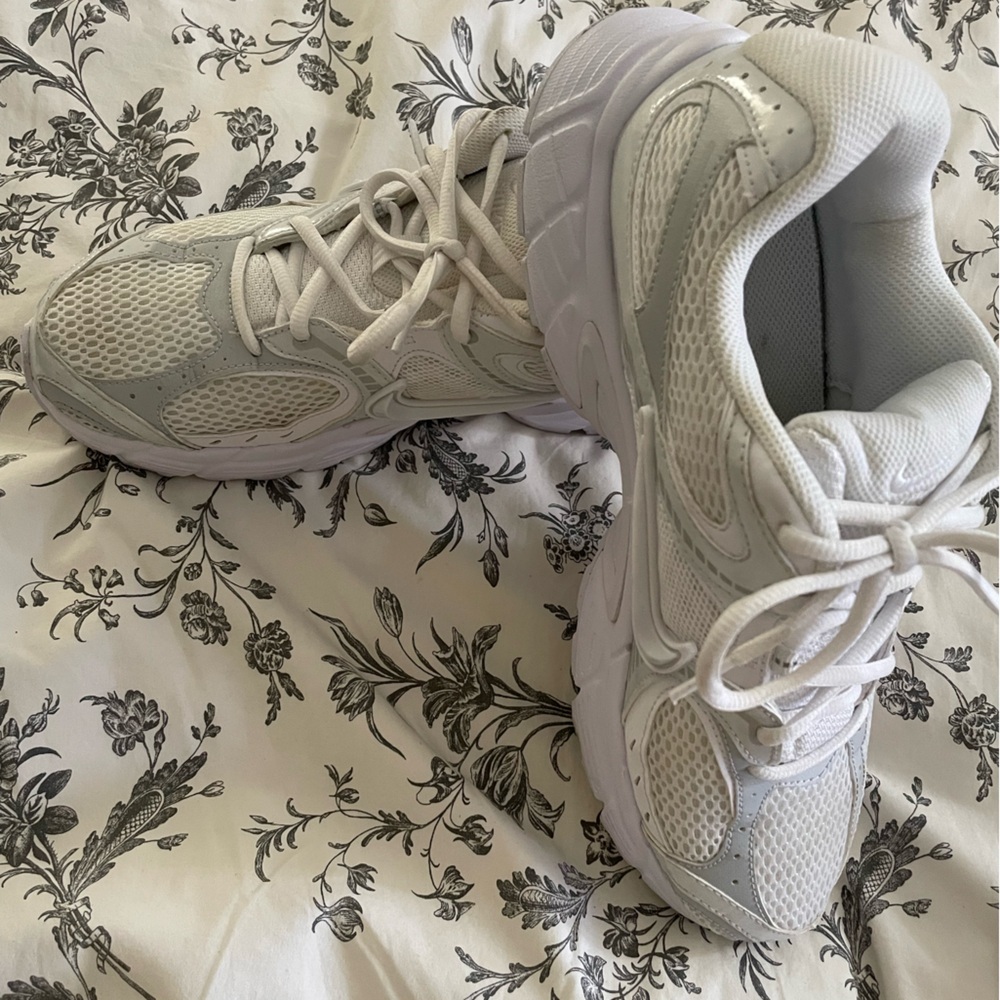 Nike Women's V5 RNR SNEAKER - Picture 6 of 12